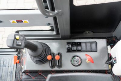 ŁADOWARKA 811 FARMER 4X4 - obrazek 6